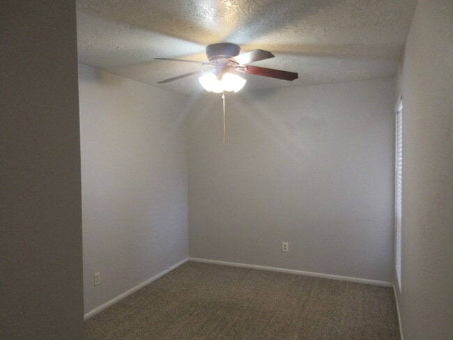 Building Photo - 2 bed, 1 ba twinhome with attached garage