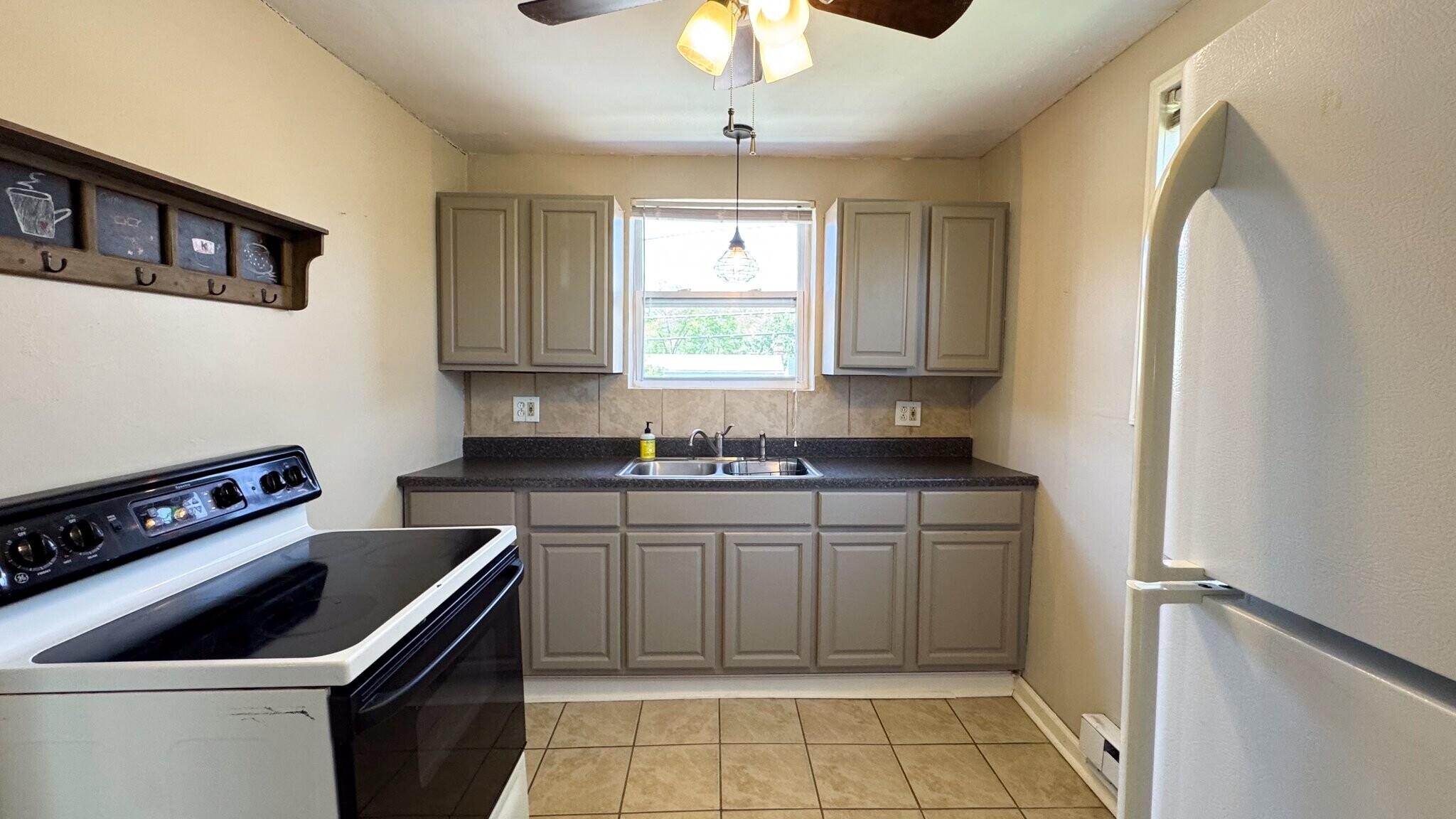 Building Photo - 321 S Walnut St