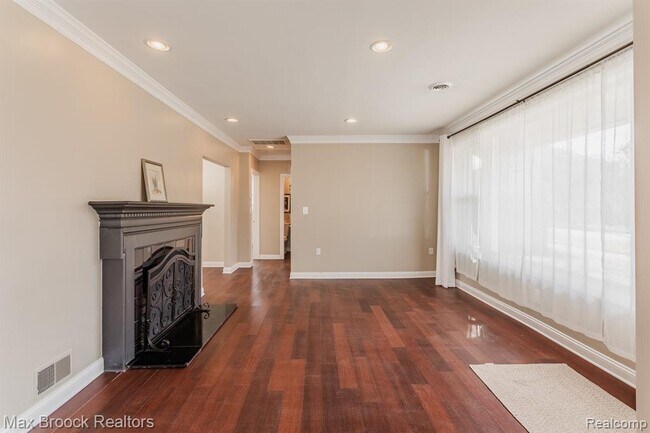 Building Photo - 1610 Yosemite Blvd