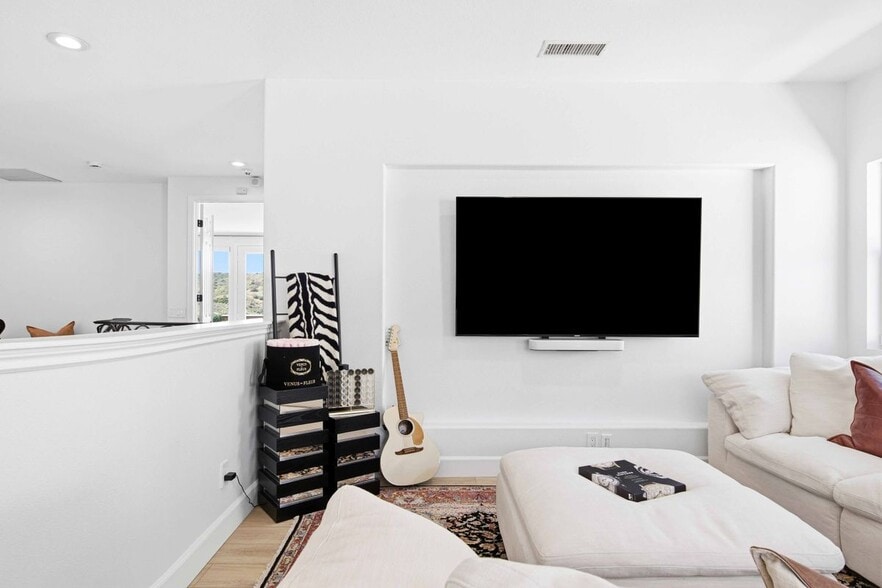 Building Photo - 33 Coastal Oak