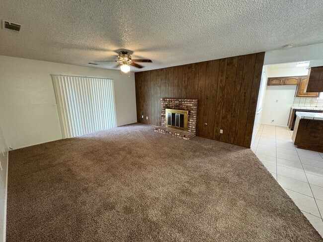 Building Photo - SW Visalia Home Available Now!