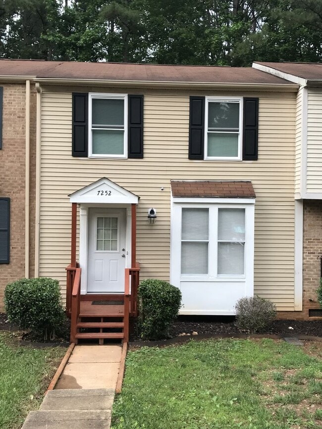 Building Photo - Beautiful Townhome in Prime Raleigh Location