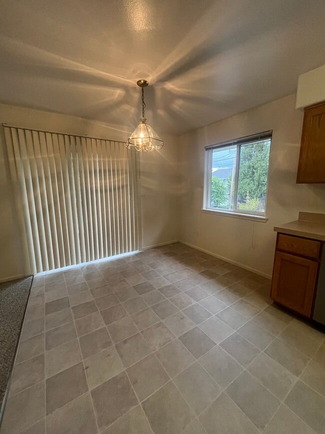 Building Photo - TOP FLOOR 2-Bedroom 1-Bathroom Apartment