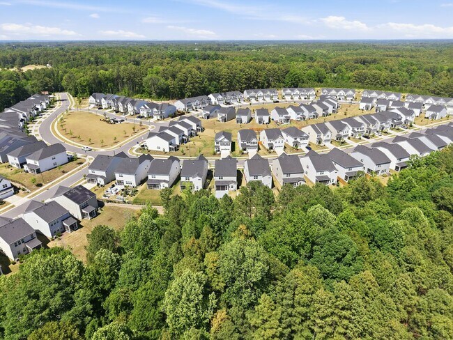 Building Photo - Modern 4-Bedroom Home in the Sought-After Ellis Crossing Community!