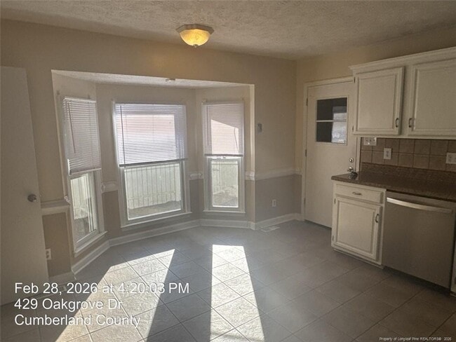 Building Photo - 429 Oakgrove Dr