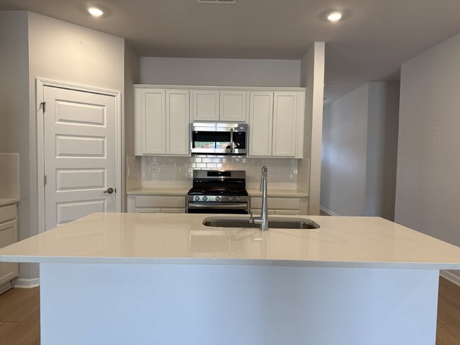 Building Photo - 280 Shangrila Wy