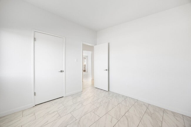 Building Photo - 3 Bedroom Duplex with Washer Dryer