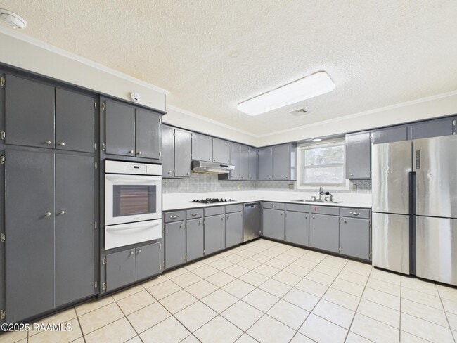 Building Photo - 200 Claymore Dr