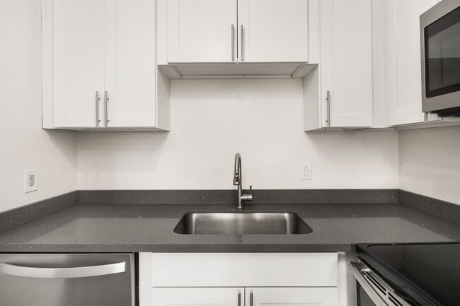 Building Photo - 1 Month Free! Greenlake 2 Bedroom - Top Floor, Washer/Dryer, Private Balcony, Parking Available