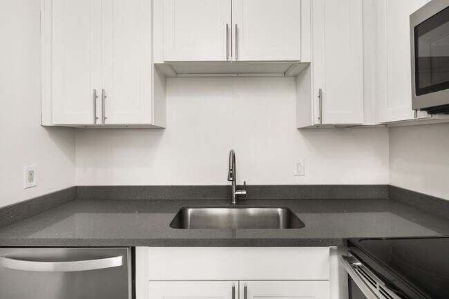 Building Photo - Greenlake 2 Bedroom - Top Floor, Washer/Dryer, Private Balcony, Parking Available