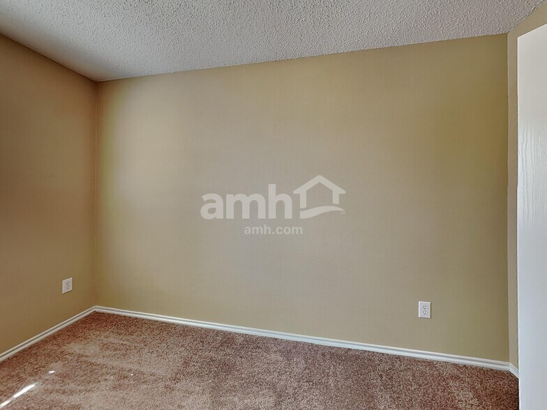 Building Photo - 1100 Willow Tree Dr