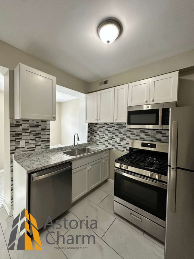 Building Photo - 3 Bedroom Rowhome with Deck and Updated Kitchen