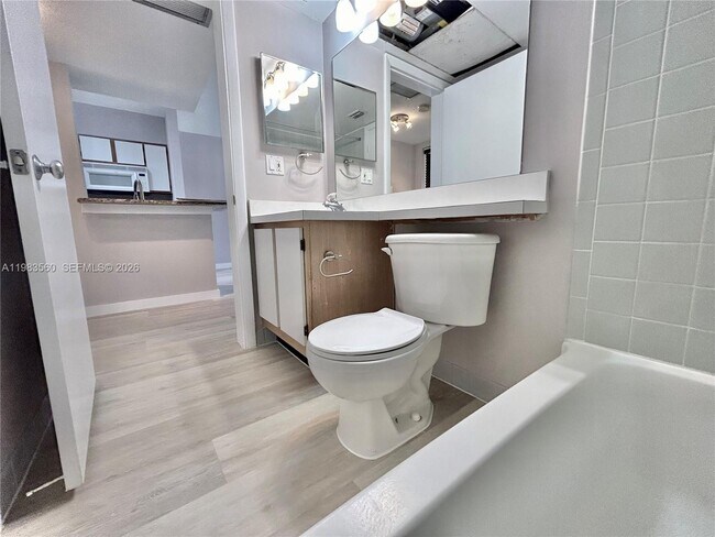 Building Photo - 2811 N Oakland Forest Dr