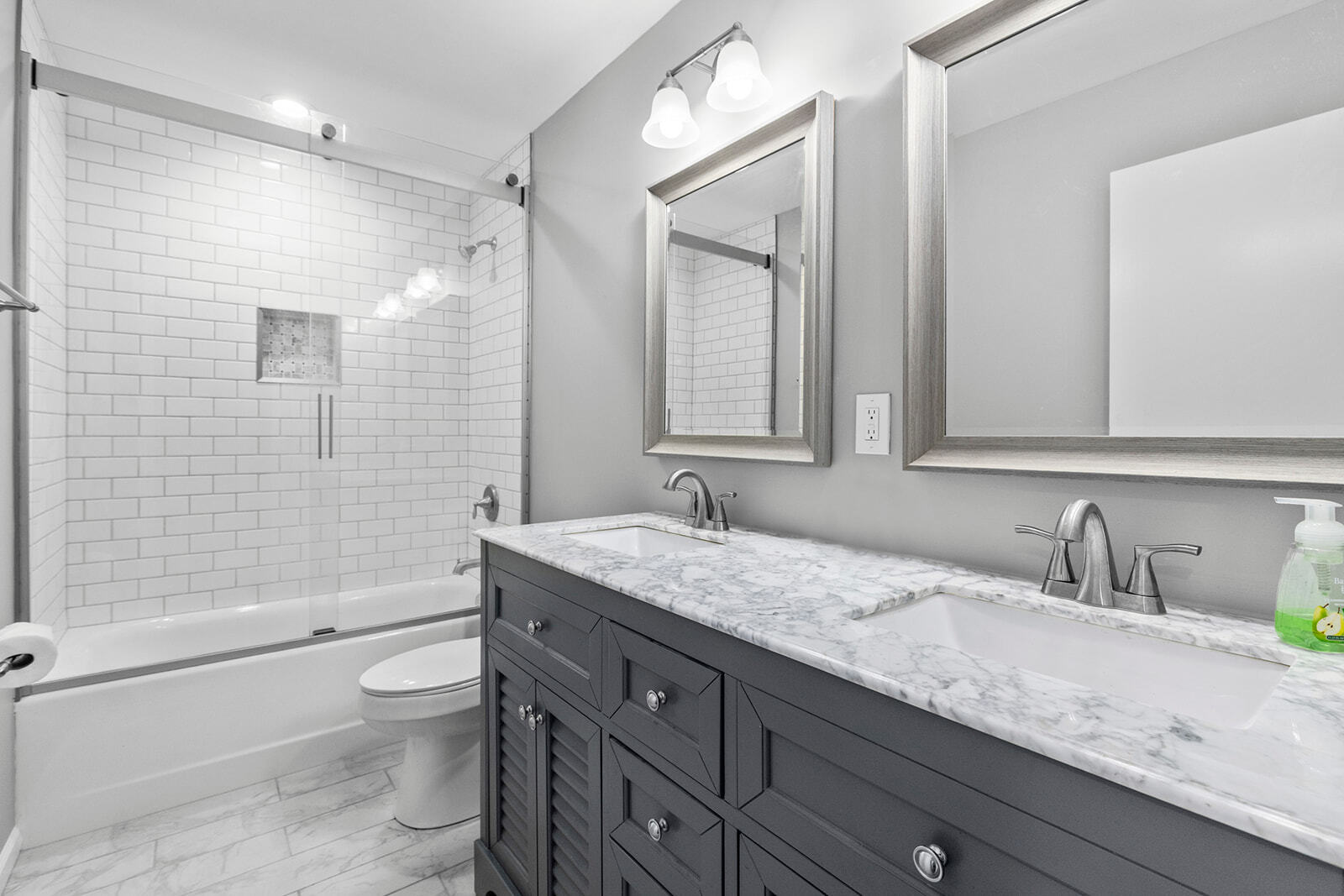 Hallway Bathroom - 11178 Crickett Hill Dr