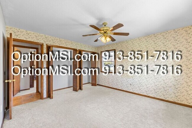 Building Photo - Country Charm Just Minutes From Lawrence!