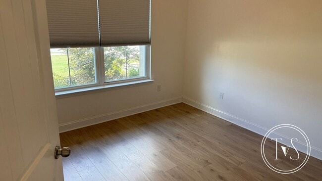 Building Photo - RATE DROP ALERT (was $2600/month) and MOVE IN SPECIAL: $1000 OFF 1ST MONTH'S RENT!**