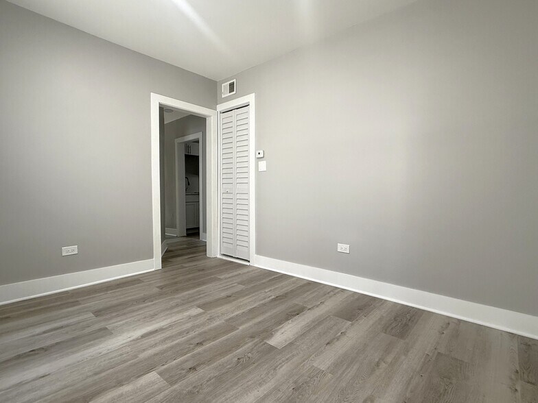 Building Photo - 3575 W Dickens Ave