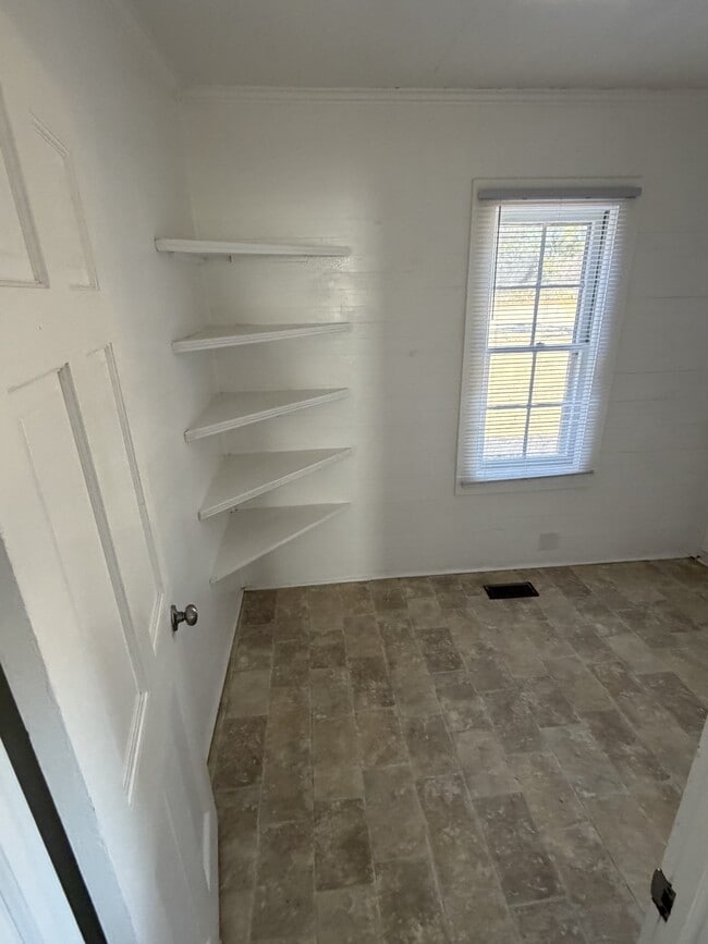 Building Photo - 411 Latham Ln