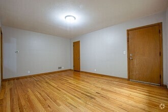 Building Photo - 2 Bedroom / 1 Bath Duplex with Washer/Dryer