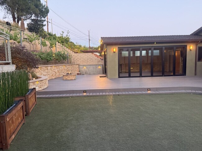 Building Photo - Burbank Hillside 3brm, 3bath Residence.