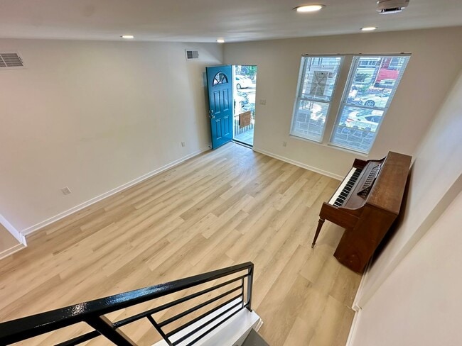 Building Photo - Fully renovated, bright, and spacious 3-bedroom, 1.5-bath home in an amazing location.