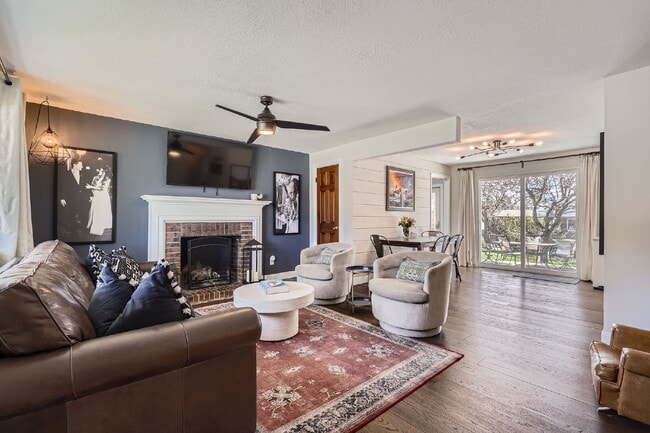 Building Photo - Available September! Charming House for rent in the Crest Club neighborhood!