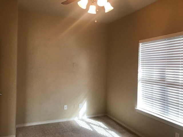 Building Photo - College Station - 3 Bedroom / 3 Bath- 2 story Condo off University Dr. E.