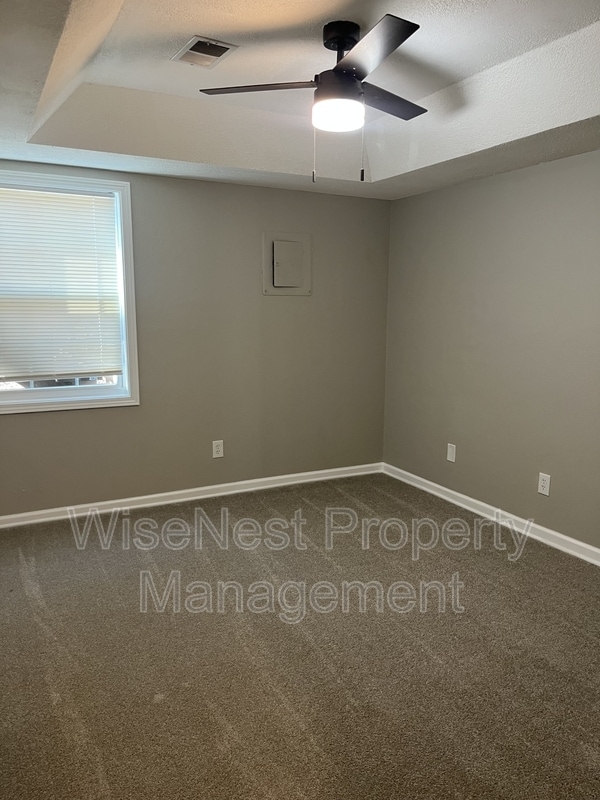 Building Photo - 708 NE Ball Dr