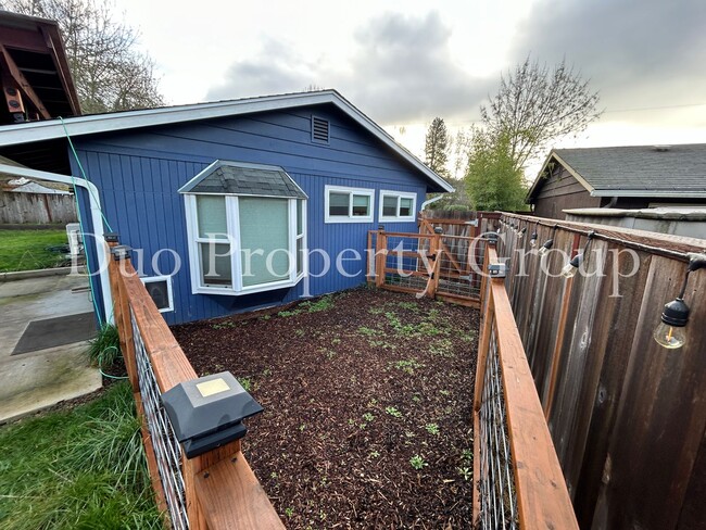 Building Photo - Updated South Eugene Home with Large Yard