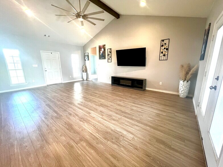 Building Photo - 104 Sun Valley Ln