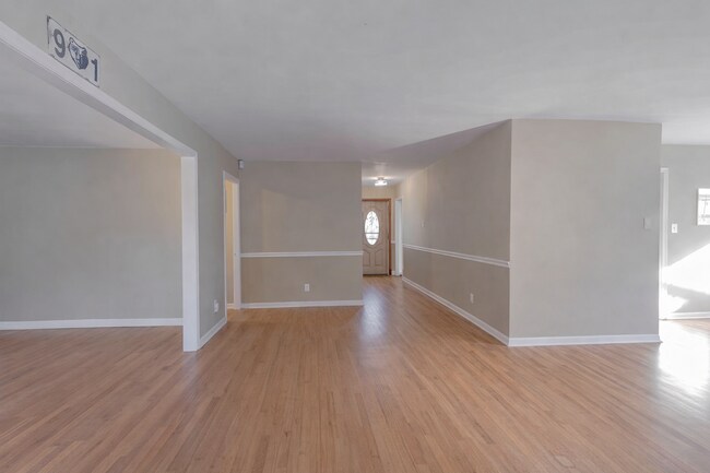 Building Photo - $500-off First Month Rent! 3 Bedroom 2 bathroom home in East Memphis!