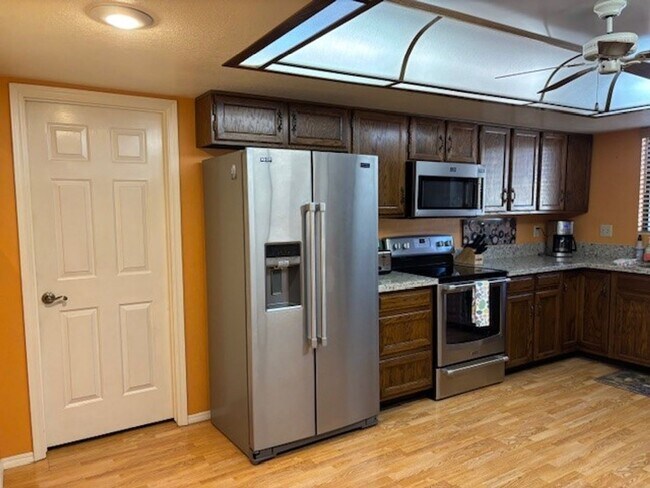 Building Photo - Welcome to this charming 2-bedroom, 2-bathroom home. Available April through October 2026!