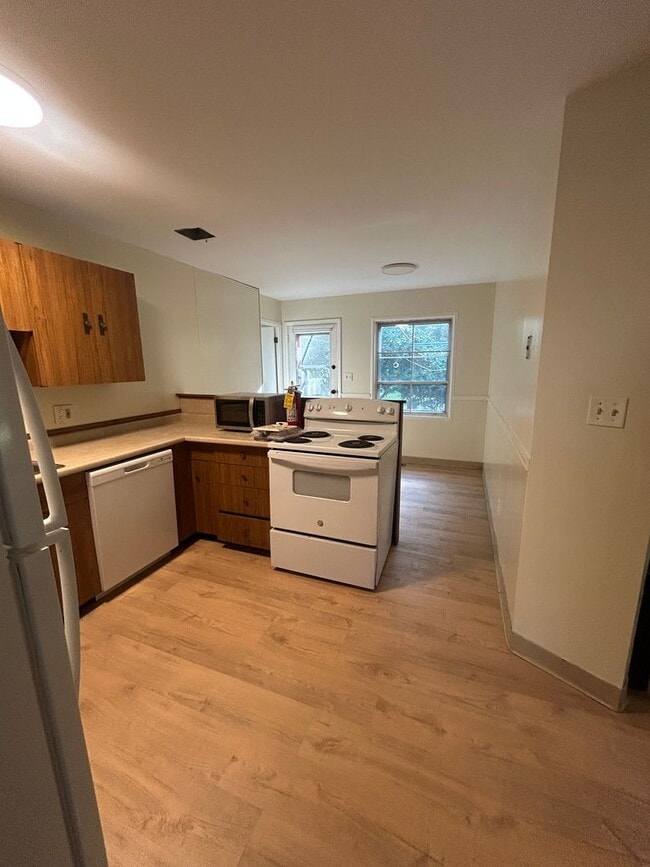 Building Photo - 3 bedroom, 2 bath Ranch House