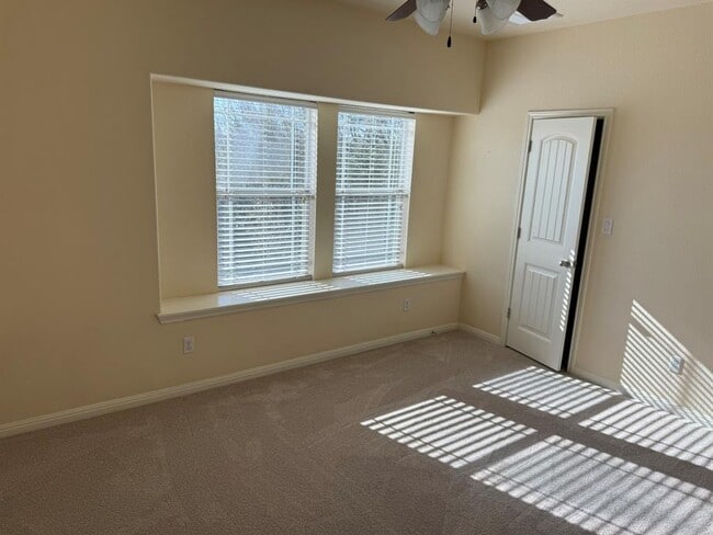 Building Photo - 4387 Green Tree Dr