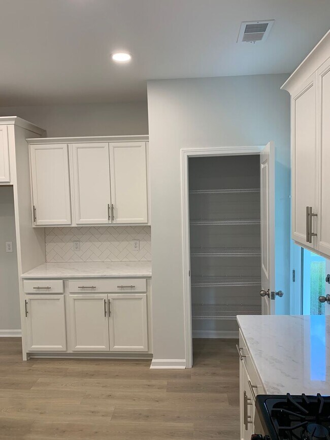 Building Photo - Modern Living in Windsor Hill