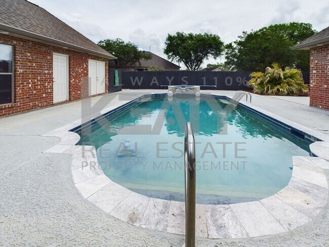 Building Photo - Three Bedroom Home in Sunset!