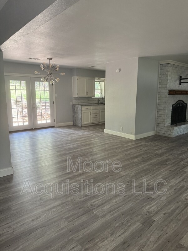 Building Photo - 3601 Oakwood Dr