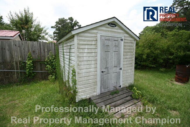 Building Photo - 3 BD/2 BA Home w/Attached Garage on Large Corner Lot w/Fenced Backyard