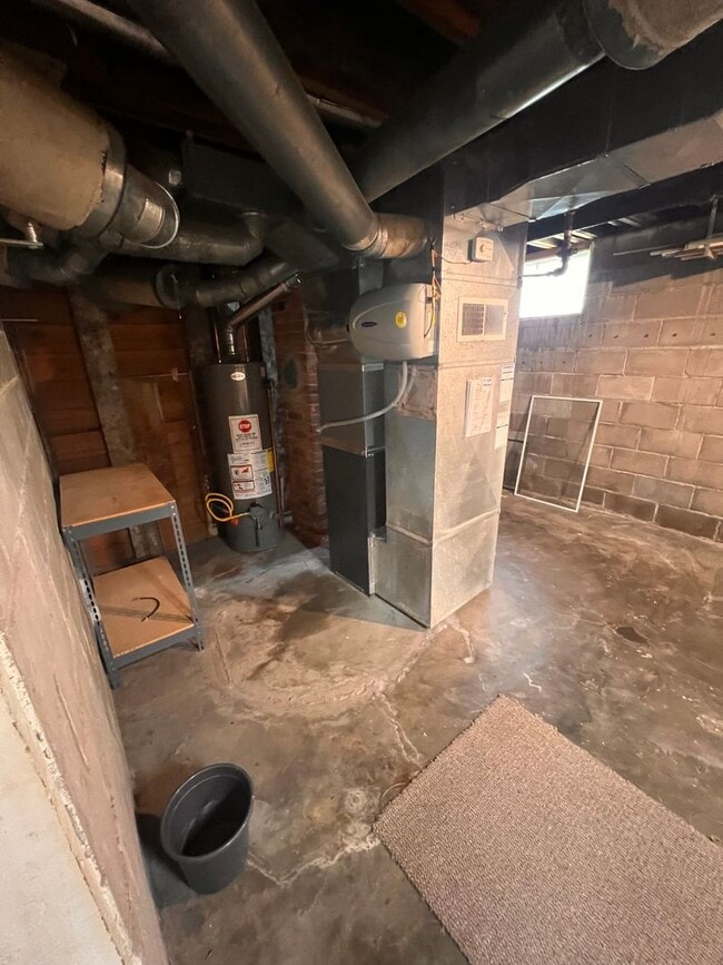 Building Photo - Spacious Home w/ Fenced Backyard