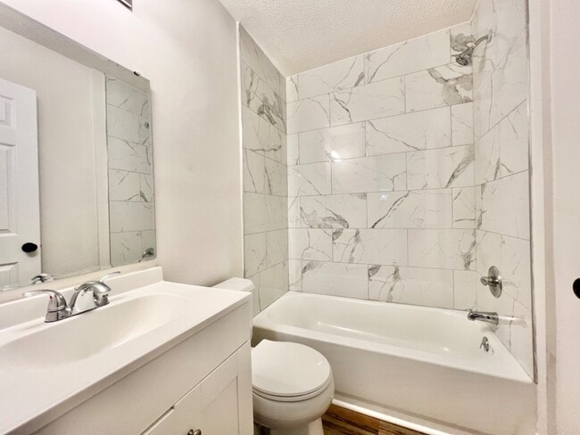 Building Photo - Updated 2 Bedroom