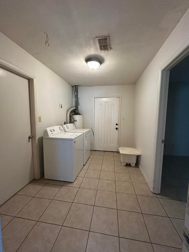 Building Photo - 811 Bahama Dr