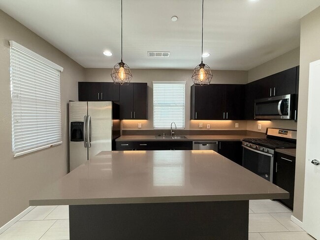 Building Photo - 2/BD 2.5/BA Luxury Gated Townhouse in Summ...