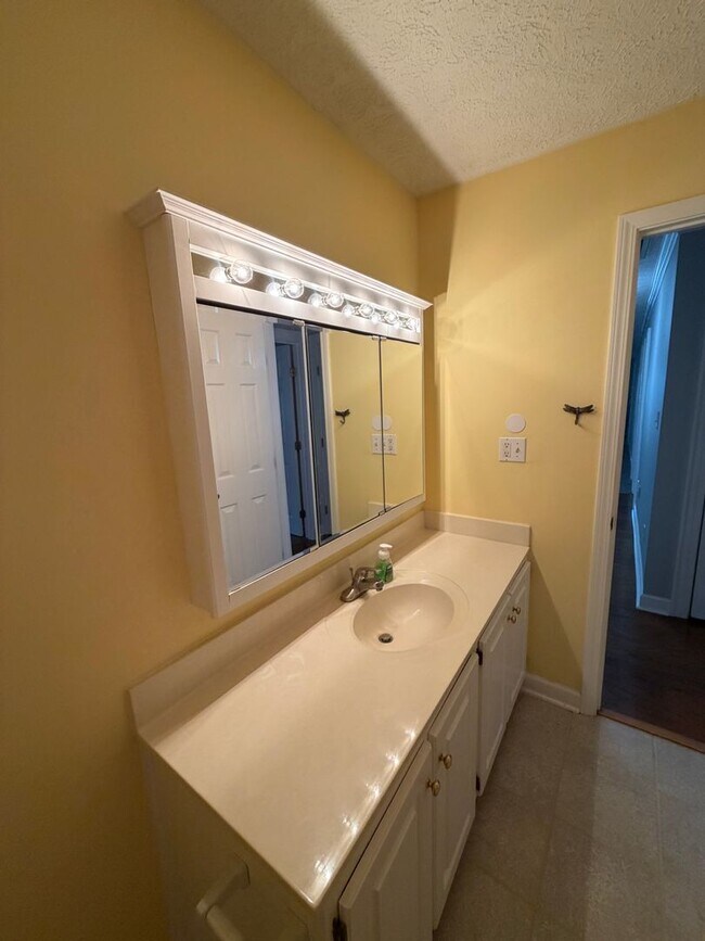 Building Photo - Fabulous 3 bedroom 2 bath in waterfront community!