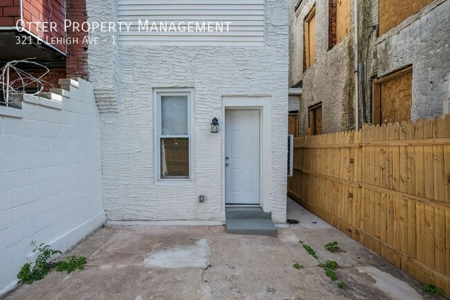 Building Photo - Lovely 3BR/1BA Apt with Backyard & Washer/...