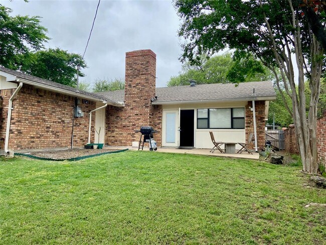 Building Photo - 2706 Lindbergh Dr