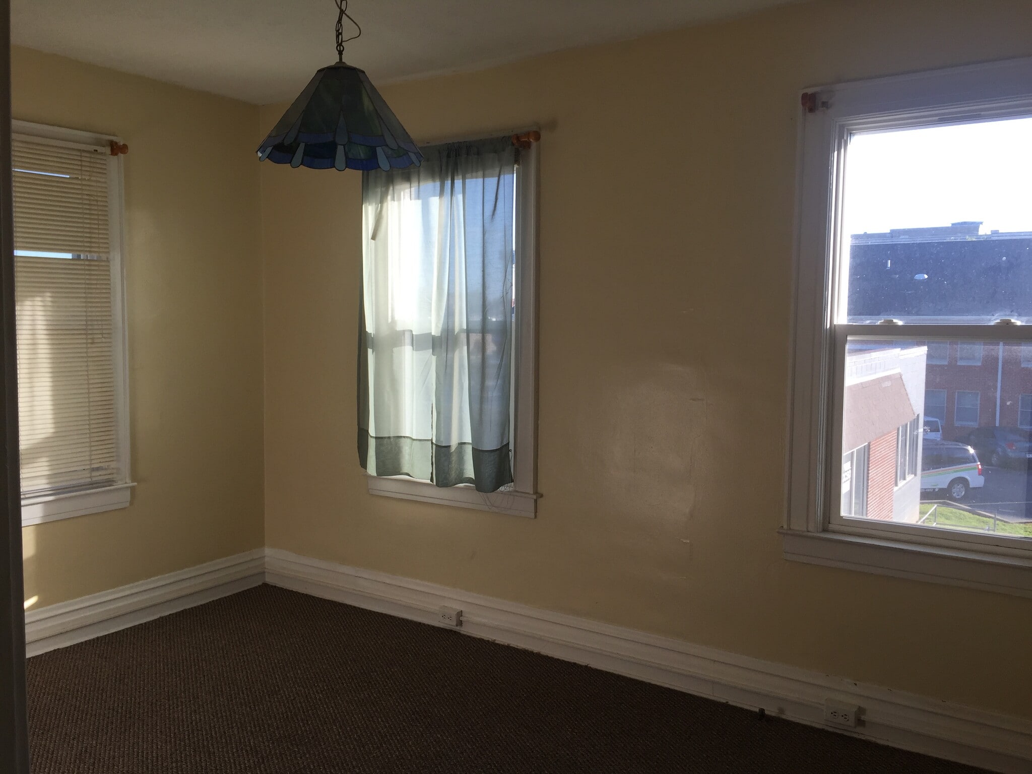 Building Photo - 704 10th Ave