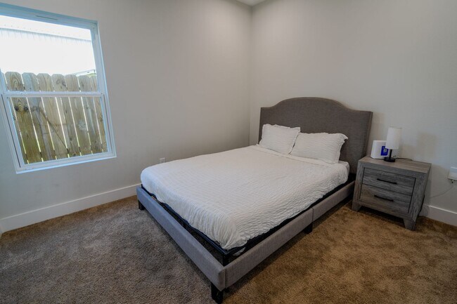 Building Photo - Modern Comfort in a Prime Location