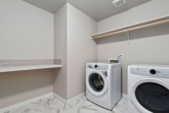 Building Photo - Charming & Modern Townhouse in Meridian!
