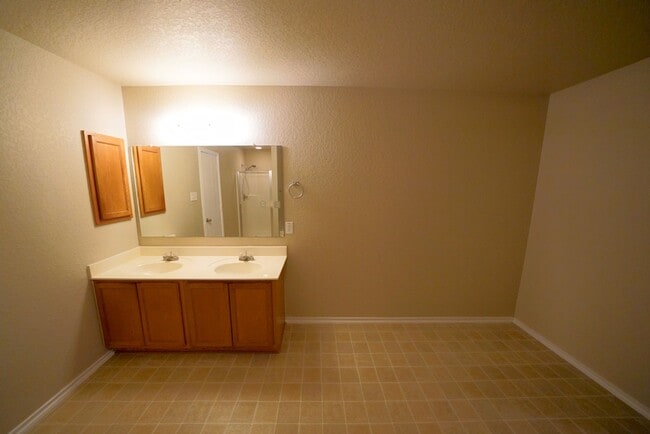 Building Photo - Charming 4-Bedroom, 2.5-Bathroom Home in C...