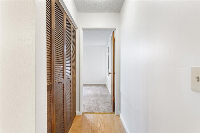 Building Photo - 2101 Shoreline Dr